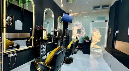 Chic interior of The Royalty Beauty Salon in Dubai, Dubai, AE with modern styling stations and luxury decor.
