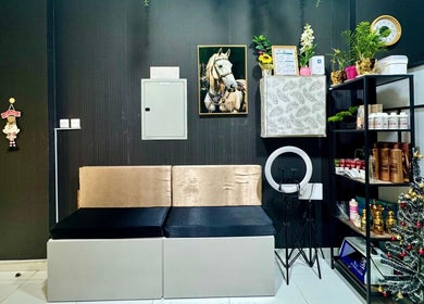 Cozy waiting area at The Royalty Beauty Salon, Dubai, Dubai, AE, featuring elegant decor and beauty products.