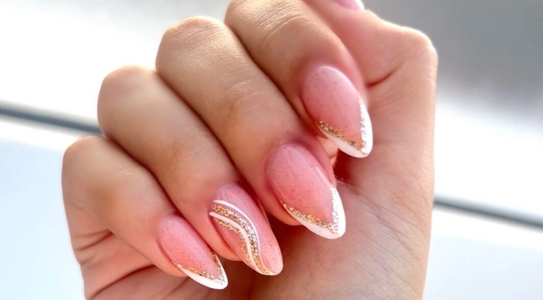 Unhas elegantes com design moderno em Angela Mora Nails, Leça Da Palmeira, Porto, PT.