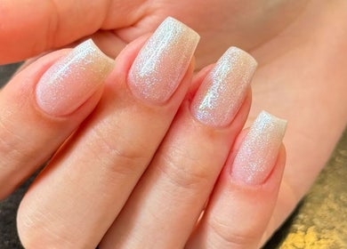 Unhas com esmaltação brilhante na Angela Mora Nails, Leça Da Palmeira, Porto, PT.