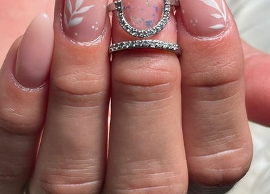 Unhas decoradas com desenhos delicados em Angela Mora Nails, Leça Da Palmeira, Porto, PT.