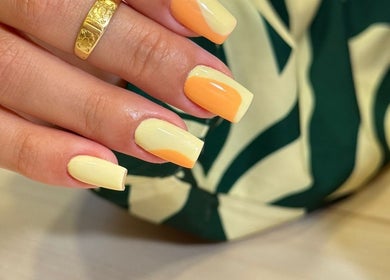 Design de unhas amarelas e laranjas em Angela Mora Nails, Leça Da Palmeira, Porto, PT.