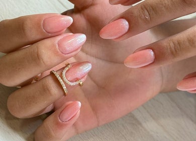 Unhas cor-de-rosa cintilantes decoradas na Angela Mora Nails em Leça Da Palmeira, Porto, PT.