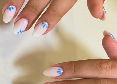 Unhas artísticas em Angela Mora Nails, Leça Da Palmeira, Porto, PT, com flores azuis delicadas.