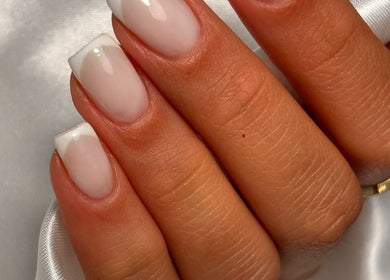 Unhas francesas elegantes feitas no Angela Mora Nails, Leça Da Palmeira, Porto, PT.