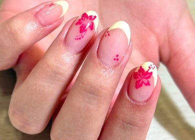 Unhas decoradas com flores em Angela Mora Nails, Leça Da Palmeira, Porto, PT. Beleza e criatividade em destaque.