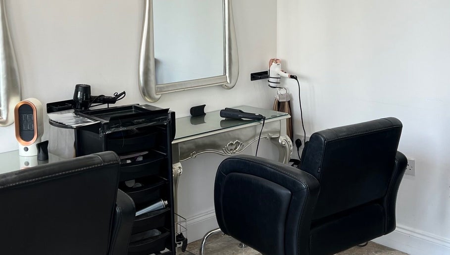 Gambar Extensions With Kirsty 1