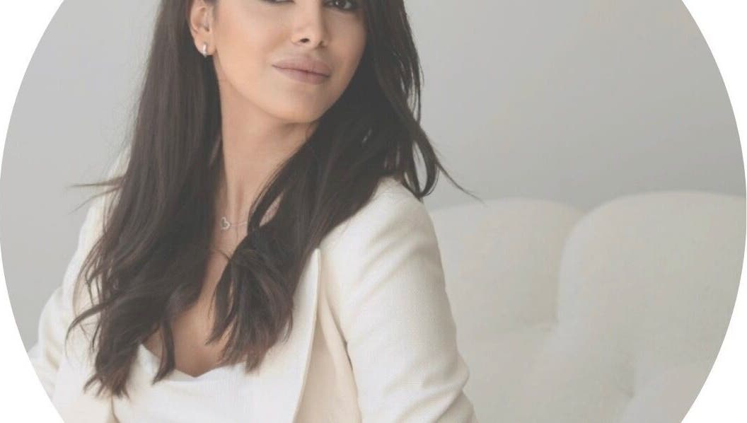 Professionele dame bij Bless Esthetic Leuven, Leuven, Vlaanderen, BE, elegant in wit gekleed.