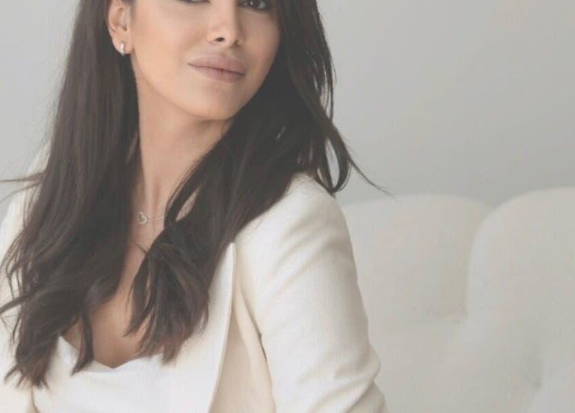 Professionele dame bij Bless Esthetic Leuven, Leuven, Vlaanderen, BE, elegant in wit gekleed.