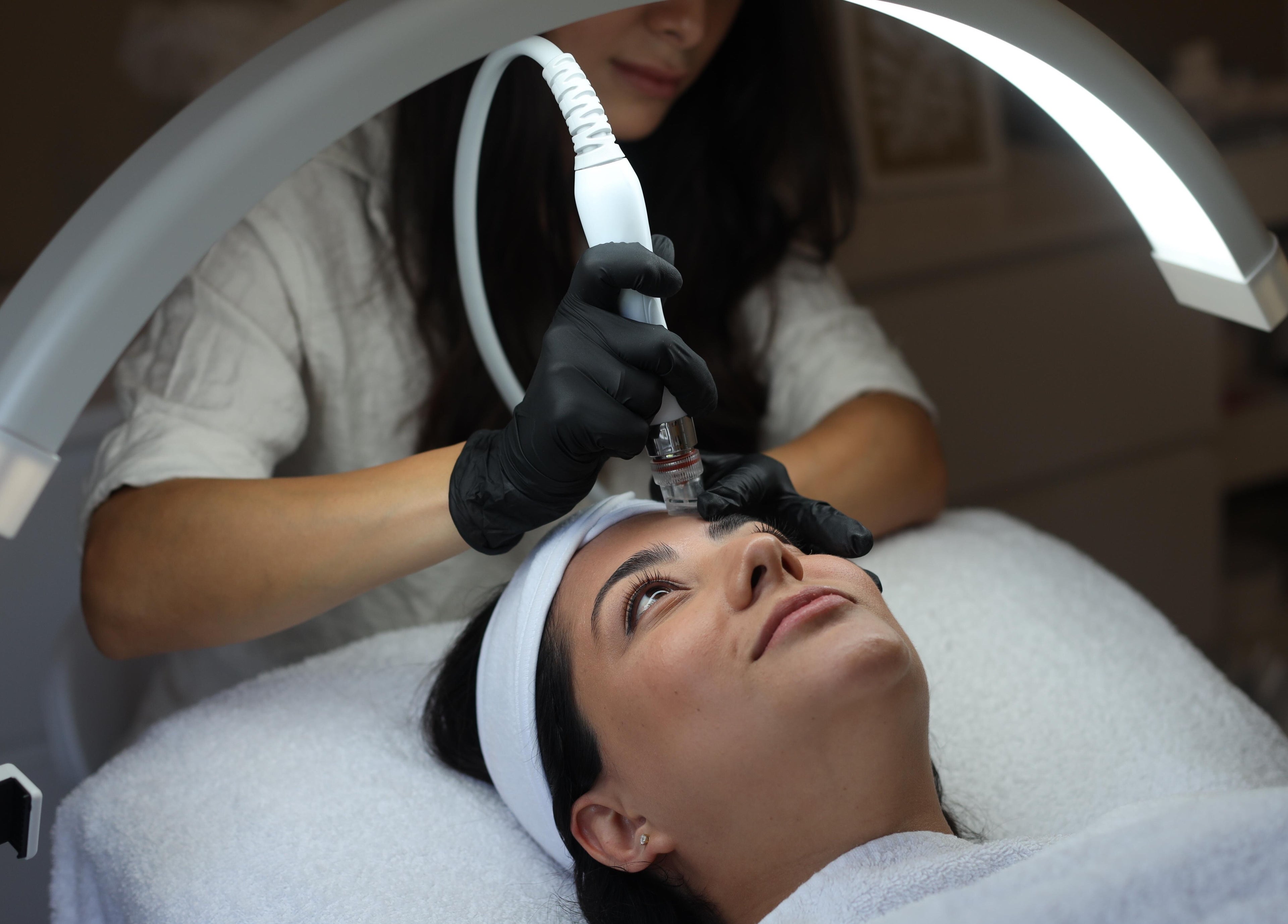 Een hydrafacialbehandeling bij Bless Esthetic Tremelo, gelegen in Tremelo, Vlaams Gewest, BE.