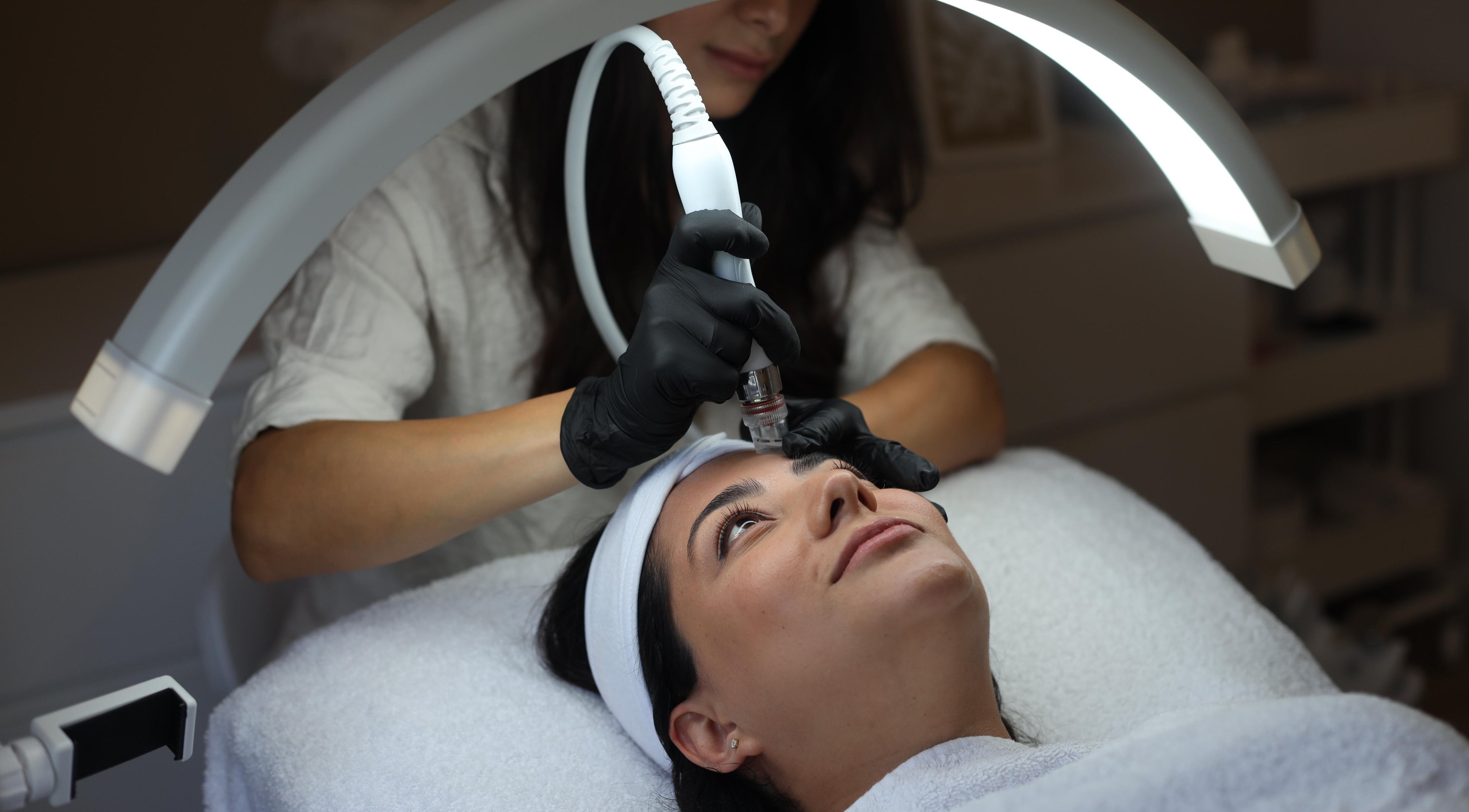 Een hydrafacialbehandeling bij Bless Esthetic Tremelo, gelegen in Tremelo, Vlaams Gewest, BE.