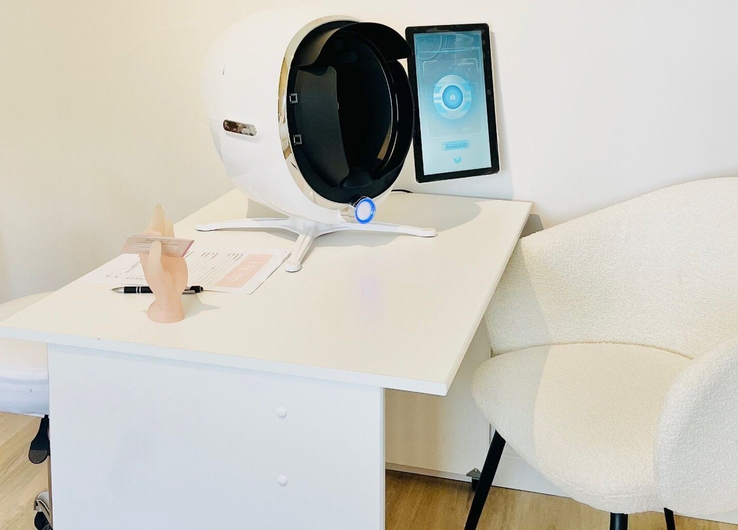 Moderne huidanalyse bij Bless Esthetic Tremelo, Tremelo, Vlaams Gewest, BE. Comfortabele stoel en apparaat.