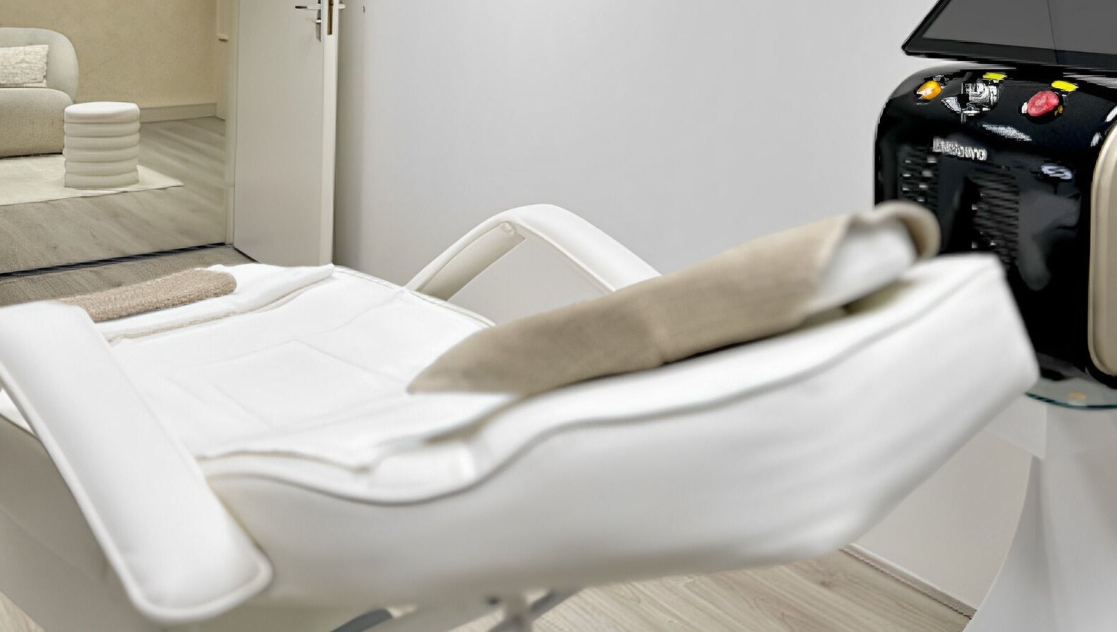 Modern treatment chair at Skynn & Co. Clinic in Apeldoorn, Gelderland, NL, offering a calming wellness environment.