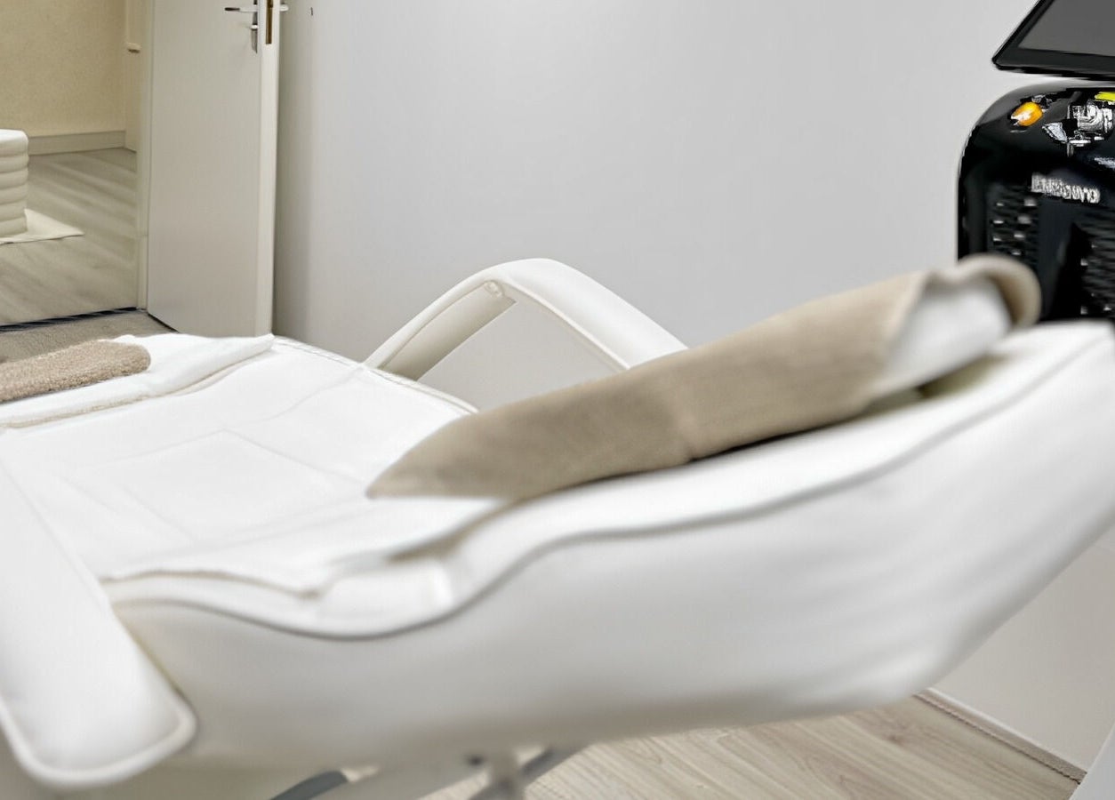 Modern treatment chair at Skynn & Co. Clinic in Apeldoorn, Gelderland, NL, offering a calming wellness environment.