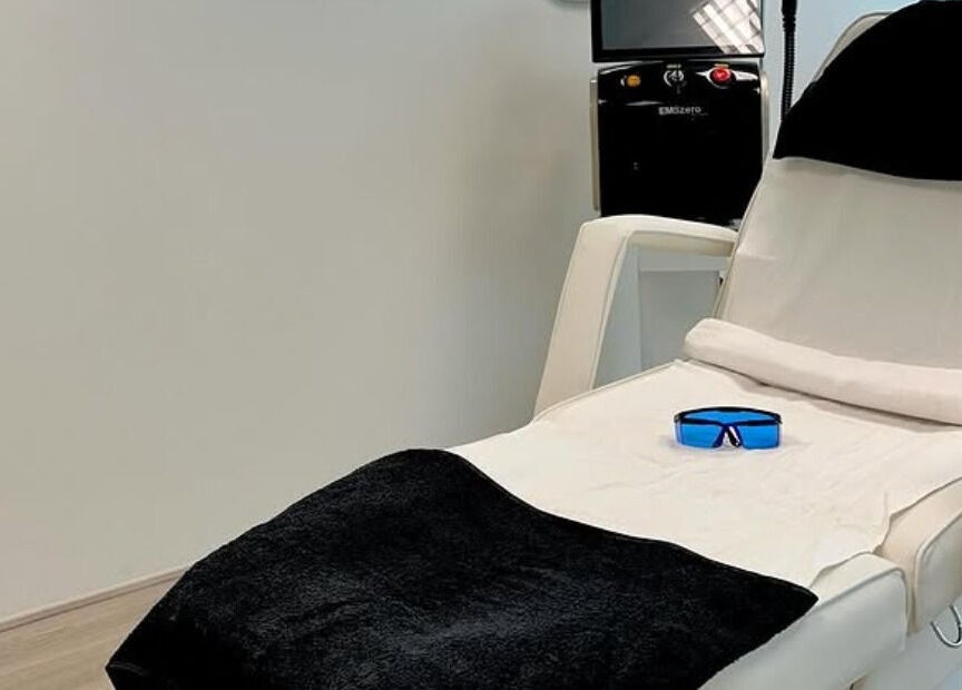 Relaxing treatment chair at Skynn & Co. Clinic, Apeldoorn, Gelderland, NL, designed for a serene wellness experience.