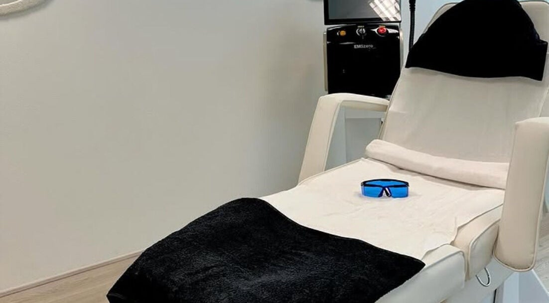 Relaxing treatment chair at Skynn & Co. Clinic, Apeldoorn, Gelderland, NL, designed for a serene wellness experience.