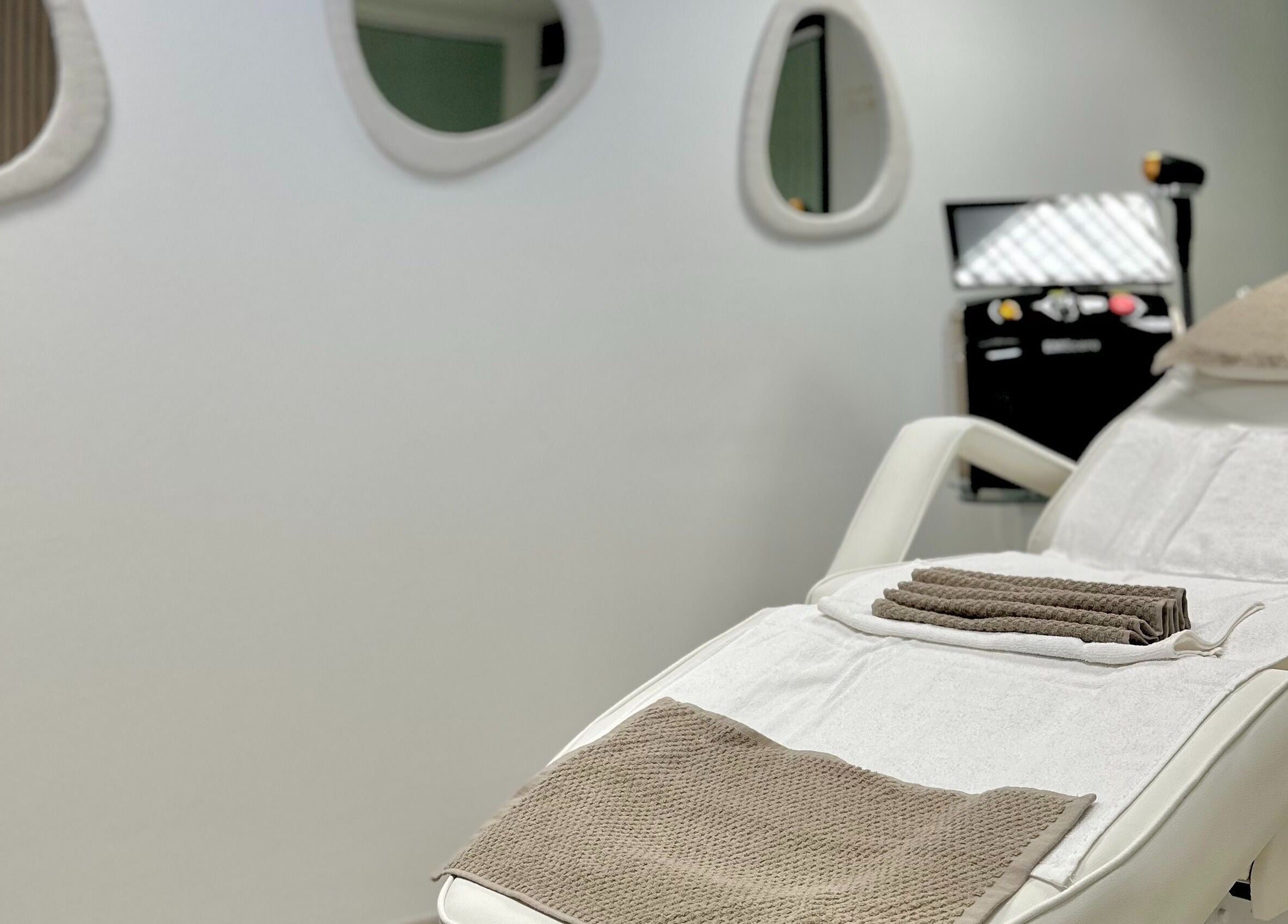 Relaxing treatment room at Skynn & Co. Clinic, Apeldoorn, Gelderland, NL, featuring a comfortable bed and soothing decor.