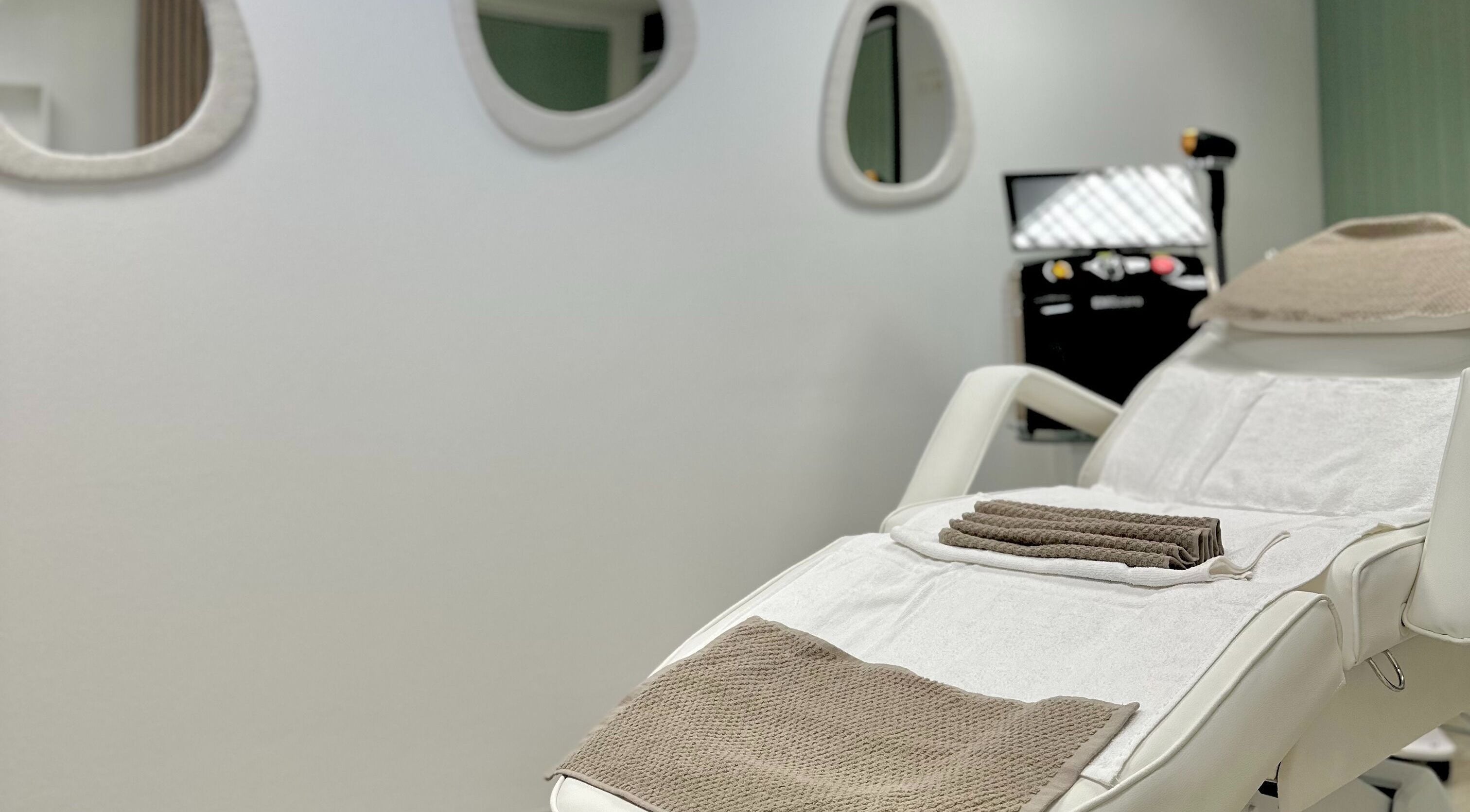 Relaxing treatment room at Skynn & Co. Clinic, Apeldoorn, Gelderland, NL, featuring a comfortable bed and soothing decor.
