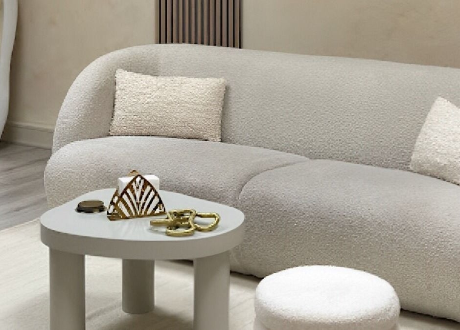 Elegant waiting area at Skynn & Co. Clinic, Apeldoorn, Gelderland, NL with cozy sofa and decor.