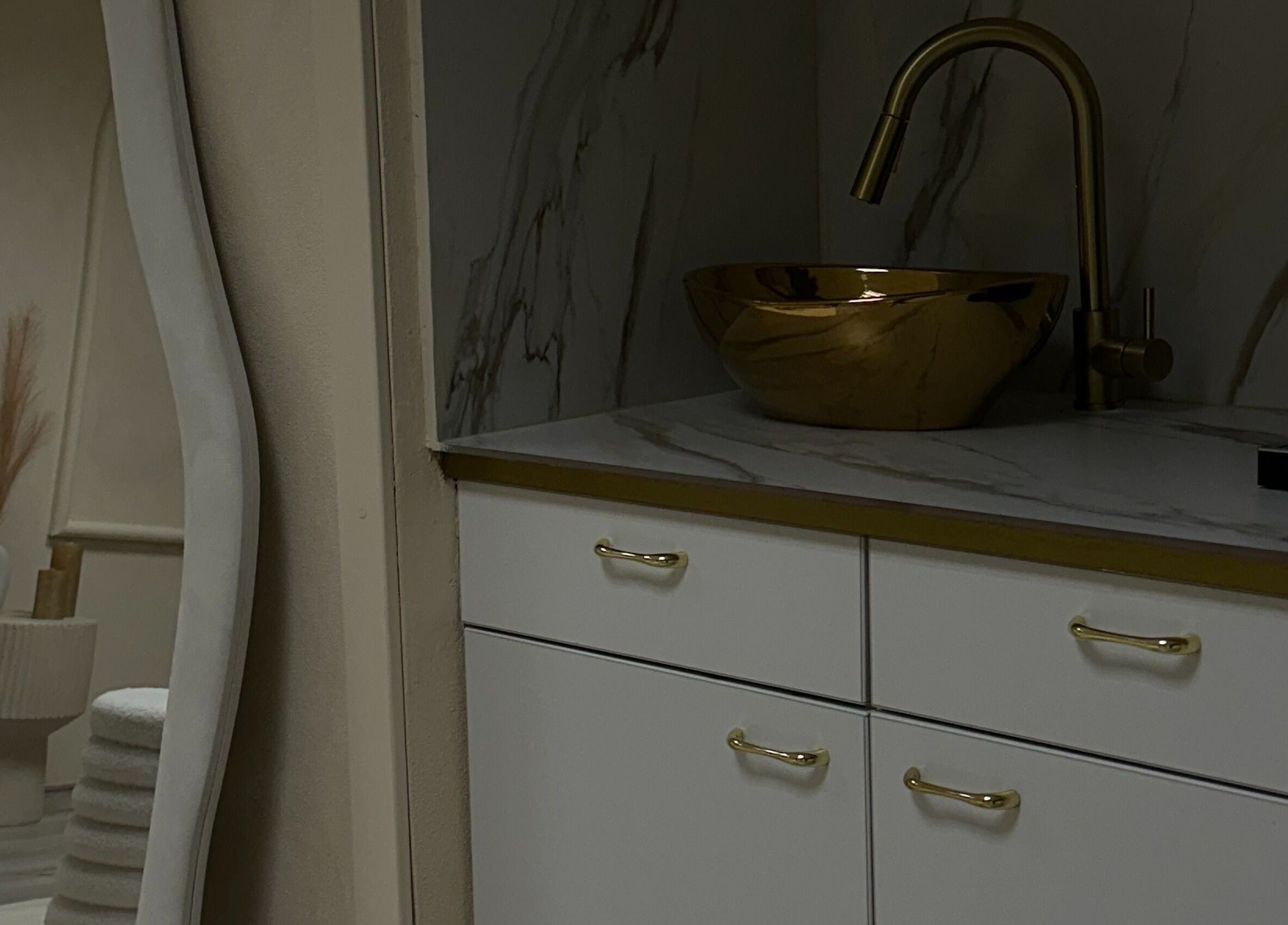 Sophisticated mirror and golden sink at Skynn & Co. Clinic, Apeldoorn, Gelderland, NL.