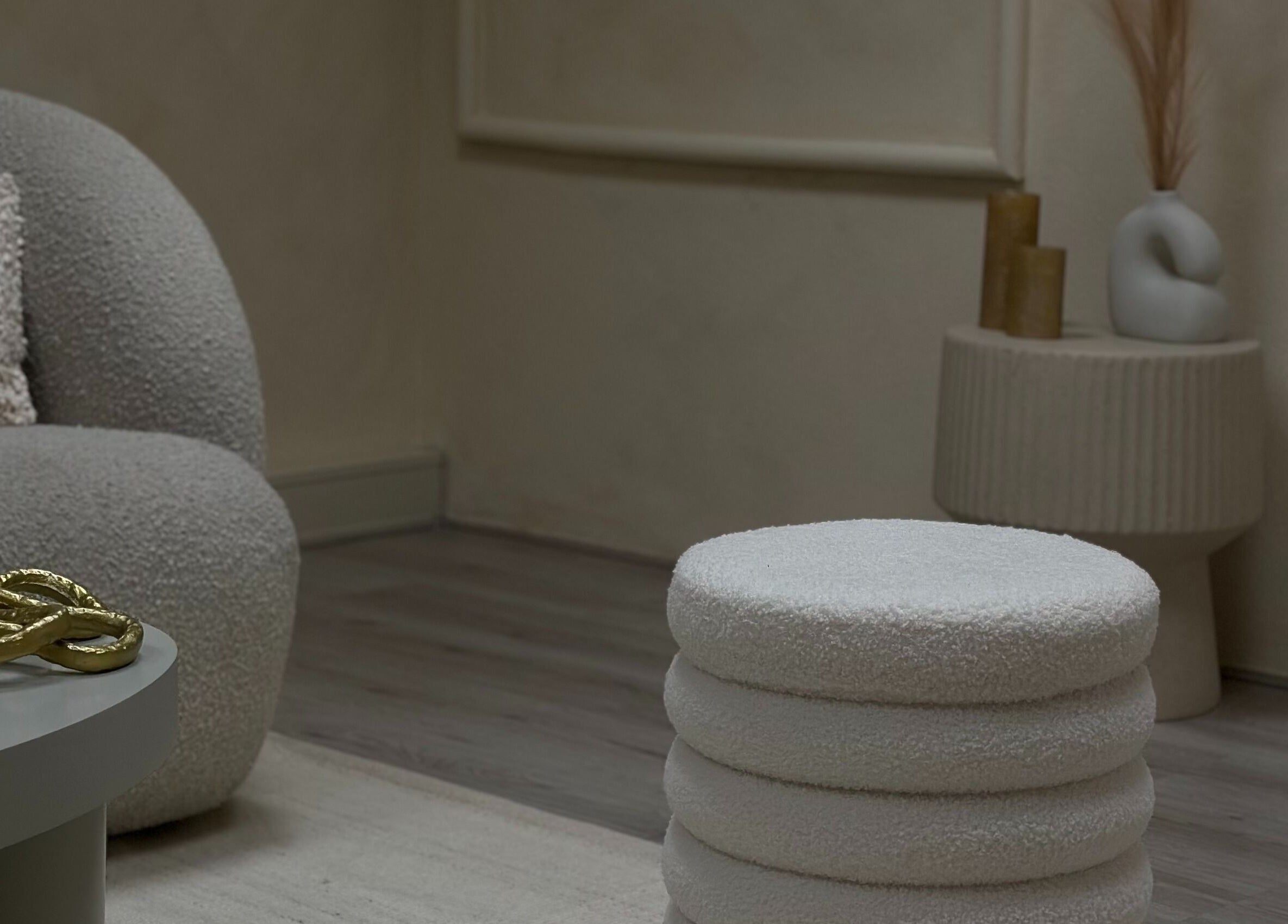 Elegant minimalist decor at Skynn & Co. Clinic in Apeldoorn, Gelderland, NL, featuring plush seating.