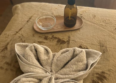 Massage table with oil bottle and towel at Terapeuta Vânia Custódio, Lisboa, Lisboa, PT.