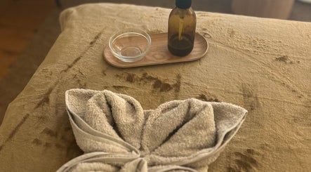Massage table with oil bottle and towel at Terapeuta Vânia Custódio, Lisboa, Lisboa, PT.