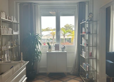 Relaxing interior of Terapeuta Vânia Custódio with products in Lisboa, Lisboa, PT.