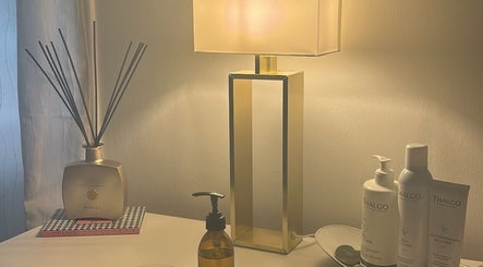 Cozy ambience at Terapeuta Vânia Custódio, Lisboa, Lisboa, PT with lamp and wellness products.