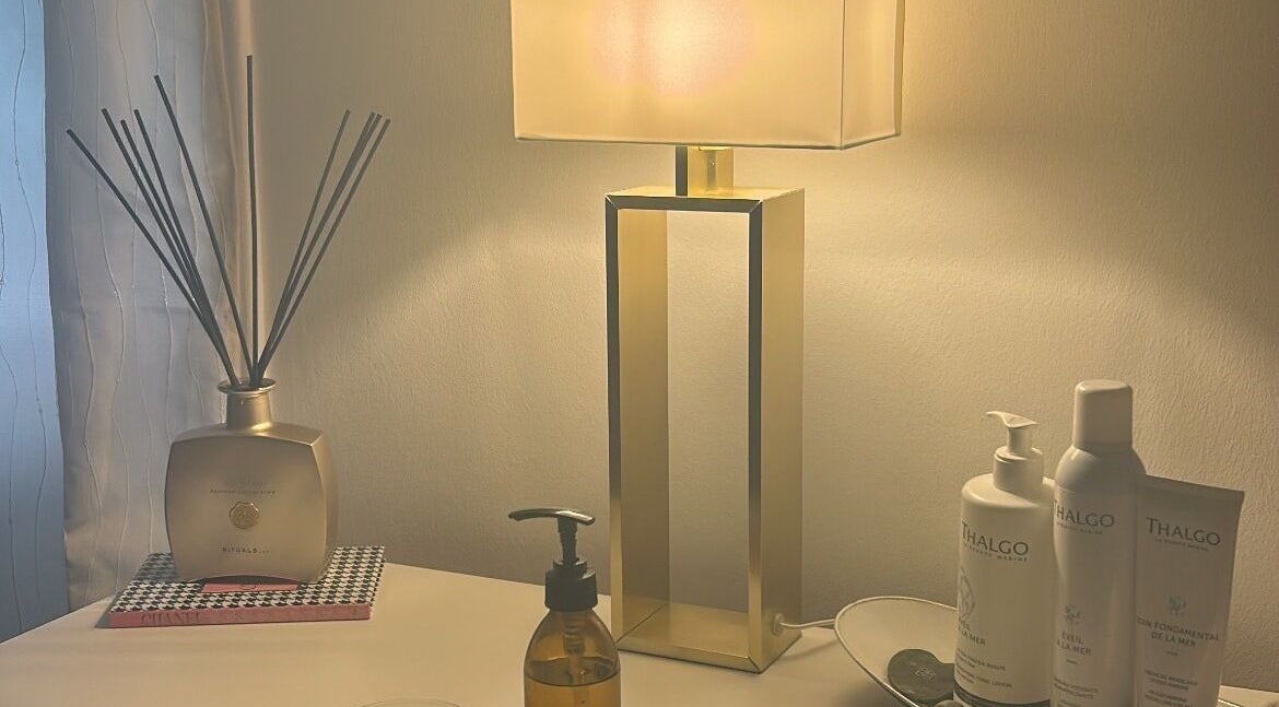 Cozy ambience at Terapeuta Vânia Custódio, Lisboa, Lisboa, PT with lamp and wellness products.