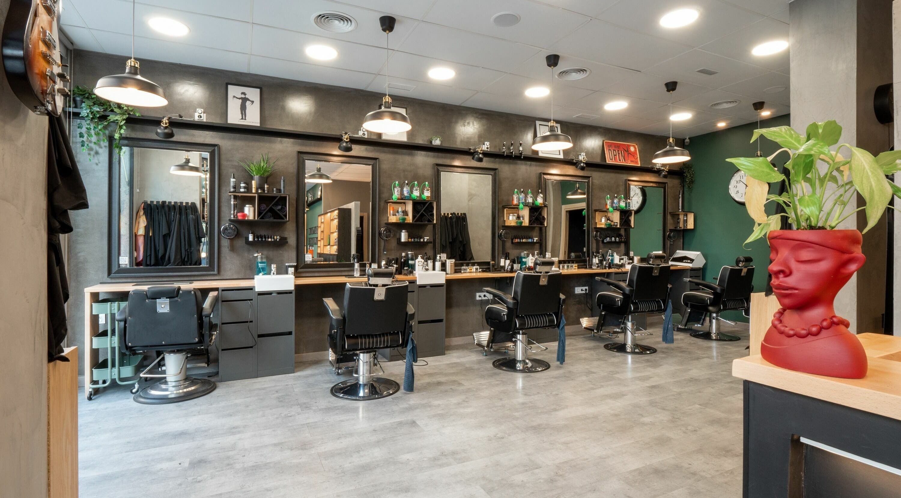 Interior moderno de Chester Barbería & Estética Masculina en Madrid, Comunidad de Madrid, ES, mostrando sillas y espejos.