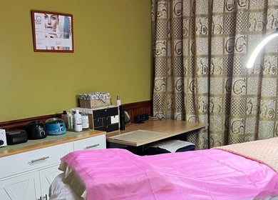Waxruimte bij Marilyn's Wax Bar, Paramaribo, SR met professionele apparatuur en comfortabele behandeltafel.