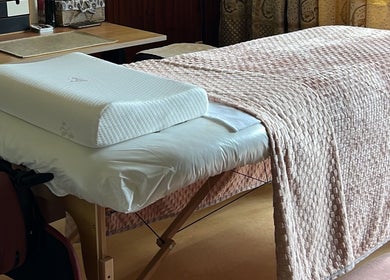 Behandelruimte bij Marilyn's Wax Bar in Paramaribo, Paramaribo, SR met comfortabel bed en zachte deken.