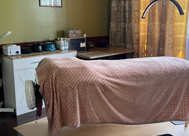 Waxruimte bij Marilyn's Wax Bar, Paramaribo, Paramaribo, SR met een comfortabele behandeltafel.
