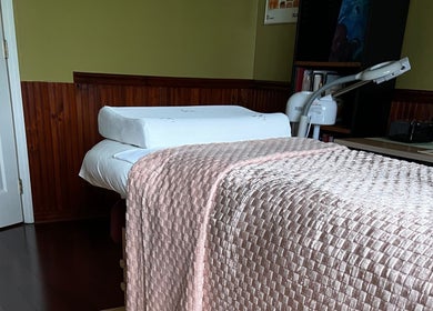 Kamer met bed bij Marilyn's Wax Bar in Paramaribo, Paramaribo, SR. Comfortabel en sfeervol ingericht.
