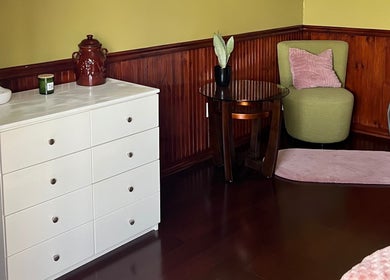 Rustieke hoek met kast, plant en stoel bij Marilyn's Wax Bar, Paramaribo, Paramaribo, SR.