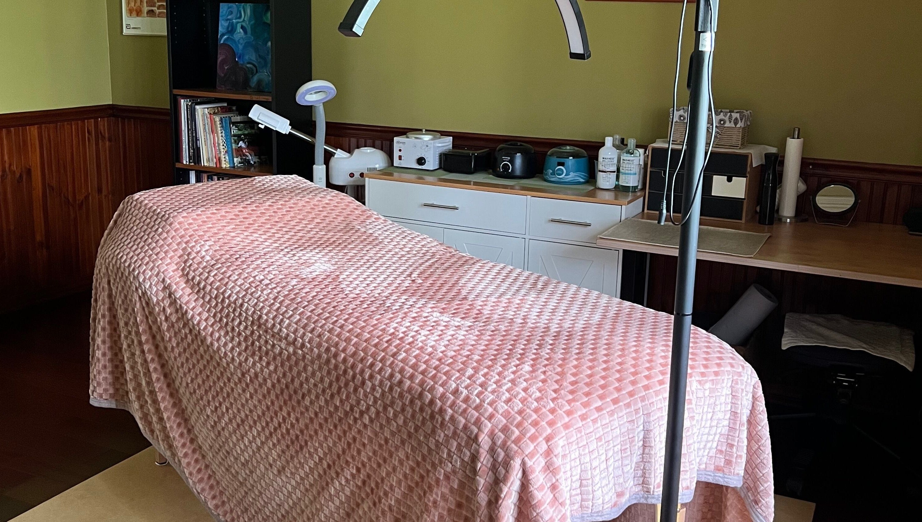 Gezellige behandelruimte bij Marilyn's Wax Bar in Paramaribo, Paramaribo, SR met roze gedekte tafel.