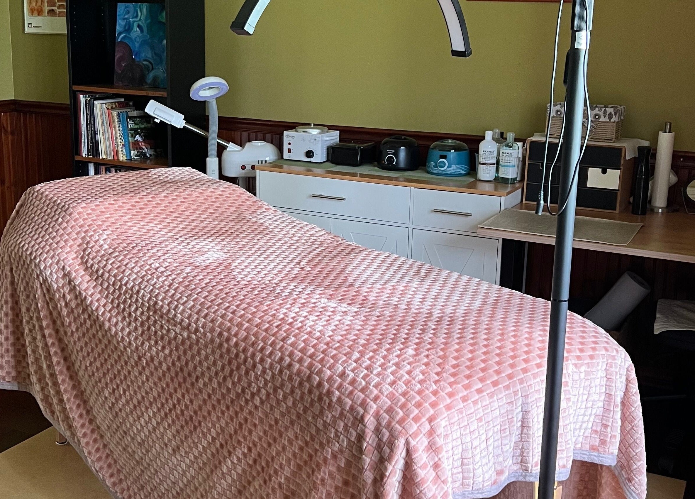 Gezellige behandelruimte bij Marilyn's Wax Bar in Paramaribo, Paramaribo, SR met roze gedekte tafel.