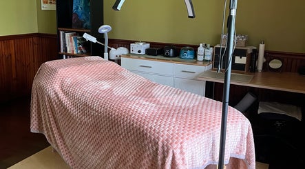 Gezellige behandelruimte bij Marilyn's Wax Bar in Paramaribo, Paramaribo, SR met roze gedekte tafel.