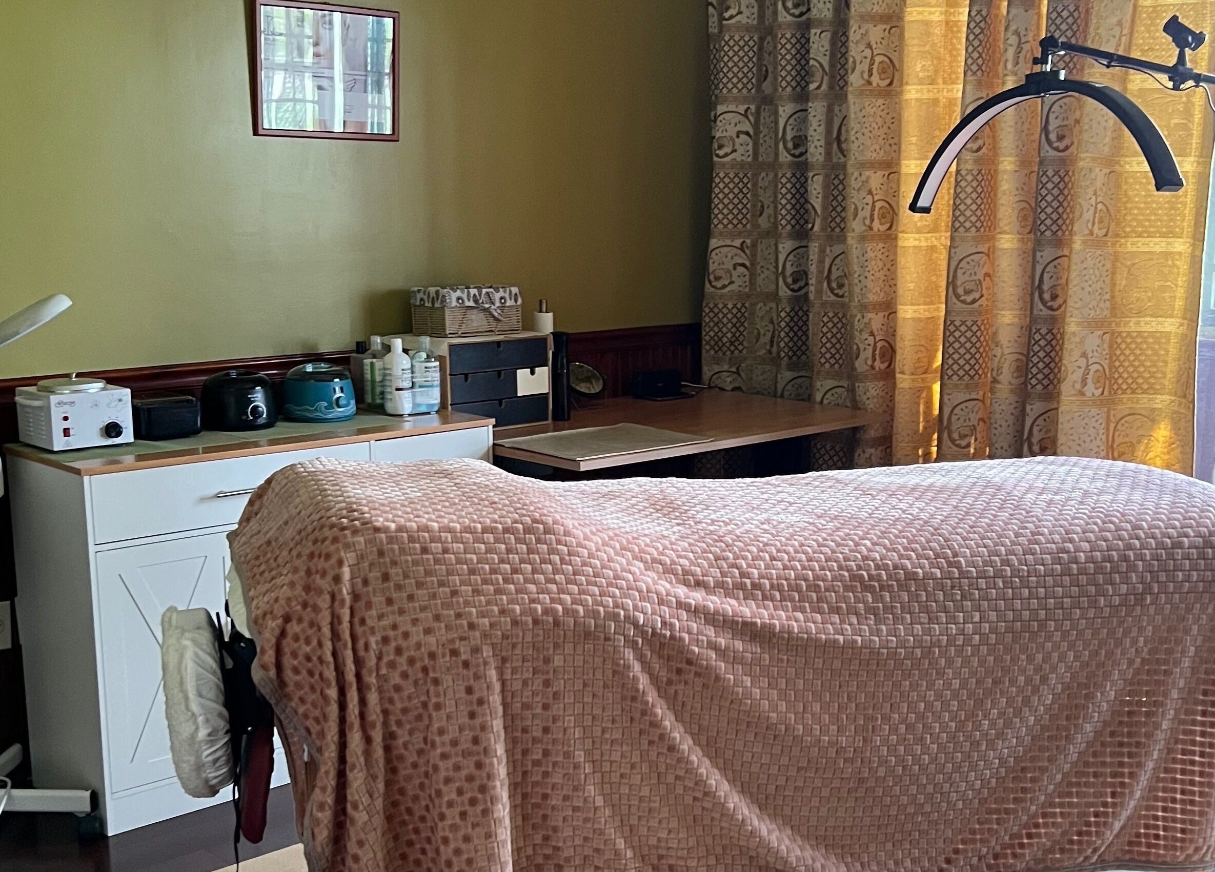 Uitgelichte waxruimte bij Marilyn's Wax Bar, Paramaribo, Paramaribo, SR, met een comfortabele massagetafel.