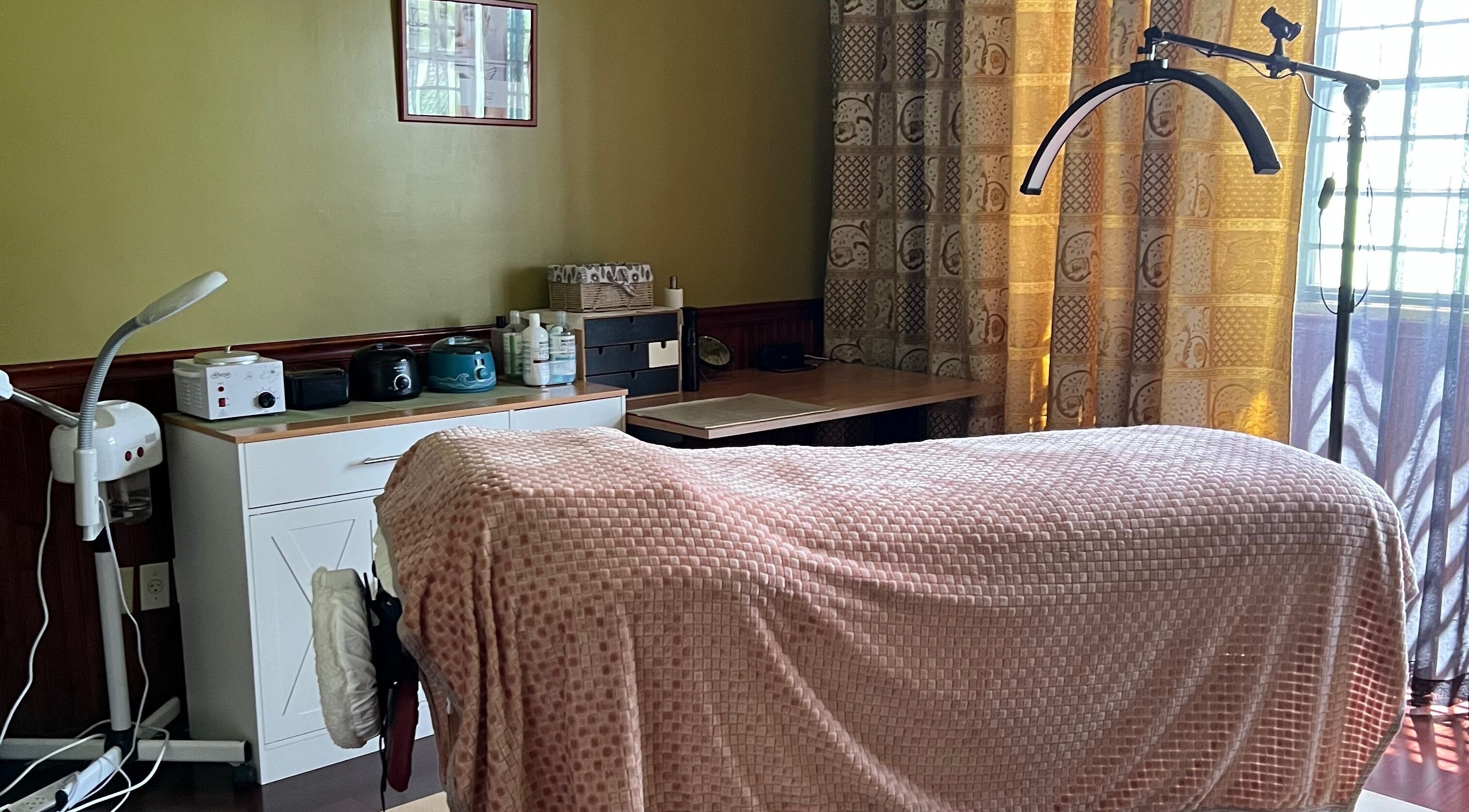 Uitgelichte waxruimte bij Marilyn's Wax Bar, Paramaribo, Paramaribo, SR, met een comfortabele massagetafel.
