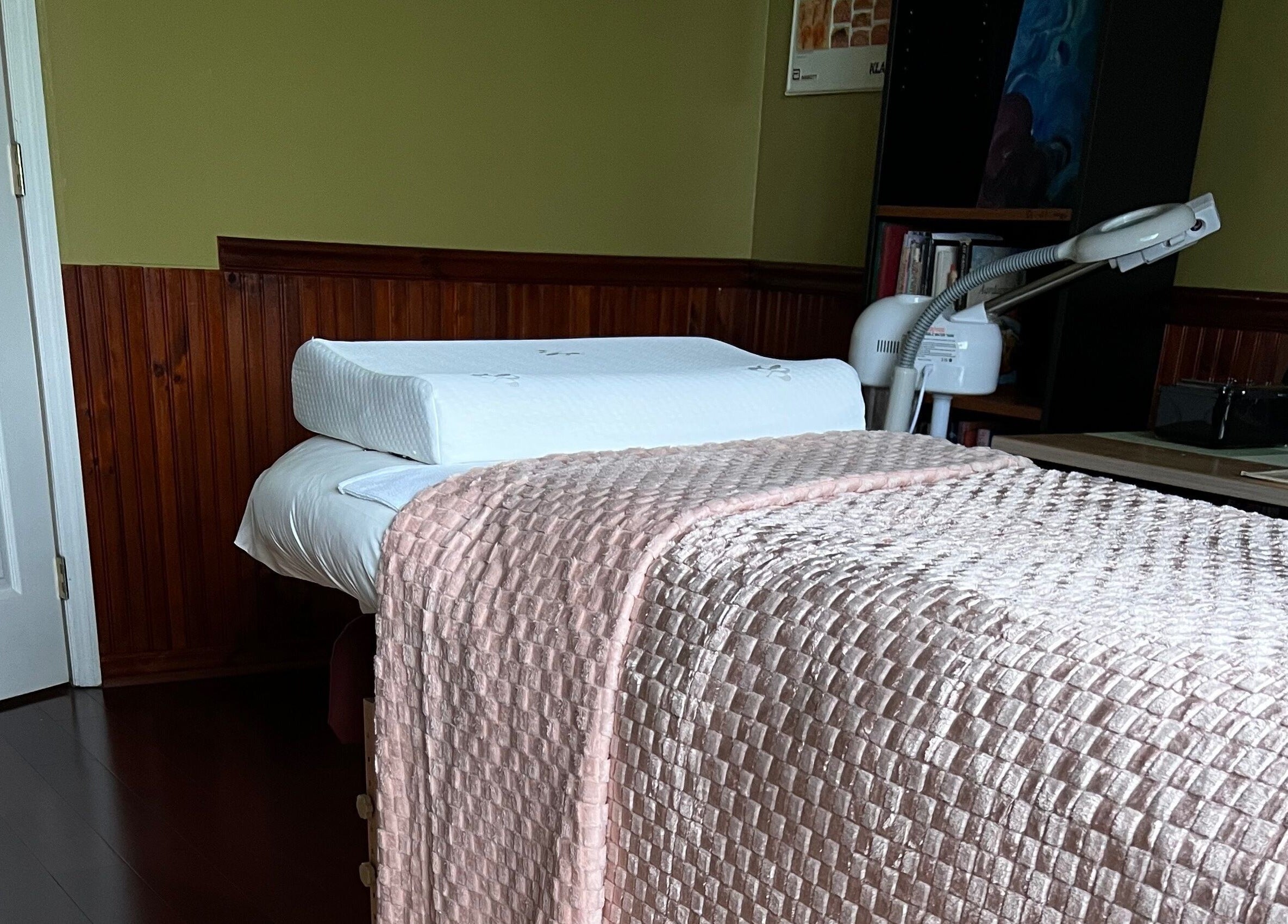 Rustige behandelkamer bij Marilyn's Wax Bar, Paramaribo, Paramaribo, SR met comfortabele behandeltafel.