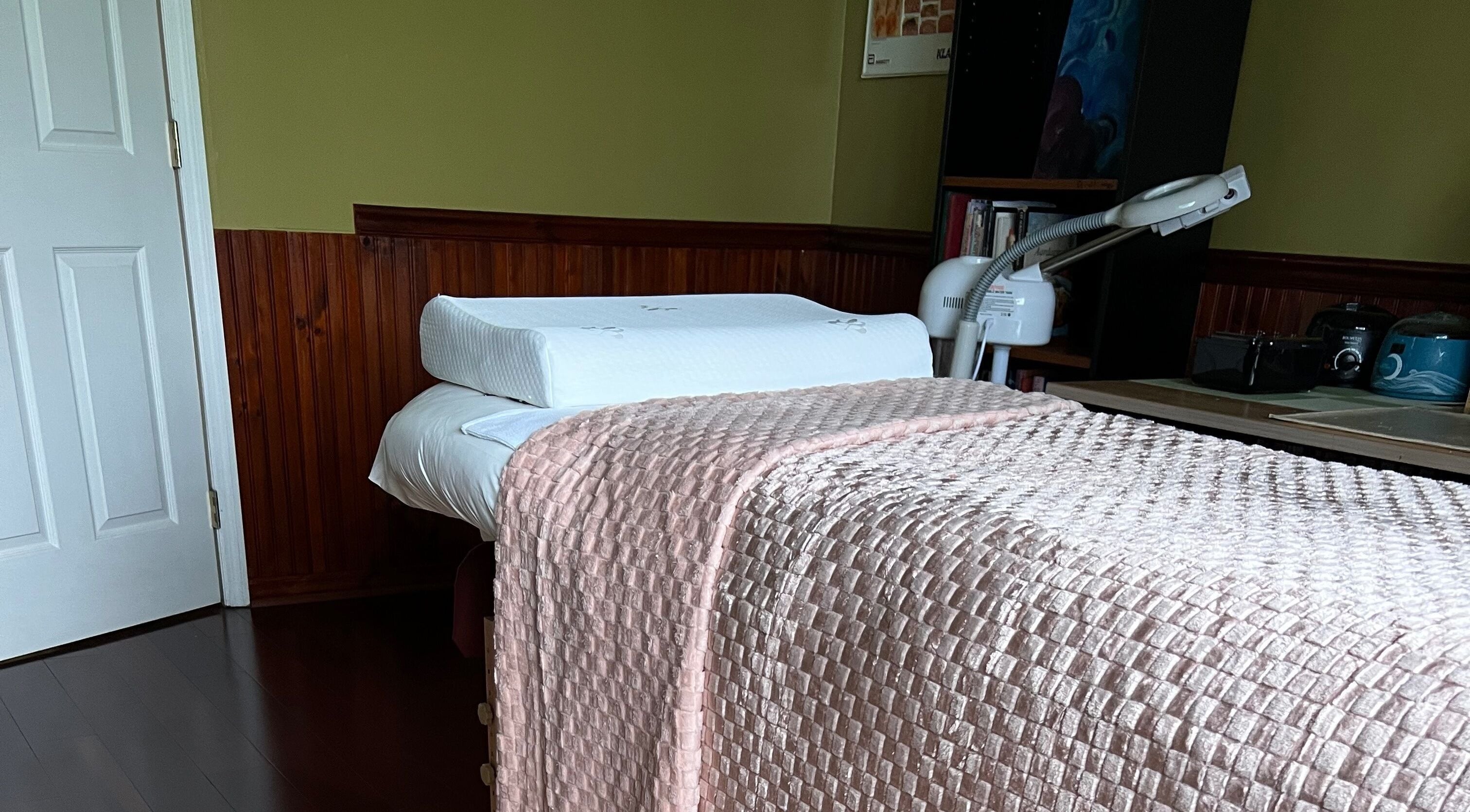 Rustige behandelkamer bij Marilyn's Wax Bar, Paramaribo, Paramaribo, SR met comfortabele behandeltafel.