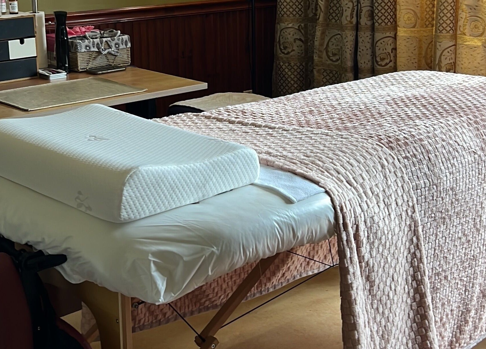 Rustieke massagekamer bij Marilyn's Wax Bar in Paramaribo, SR met comfortabele tafel.