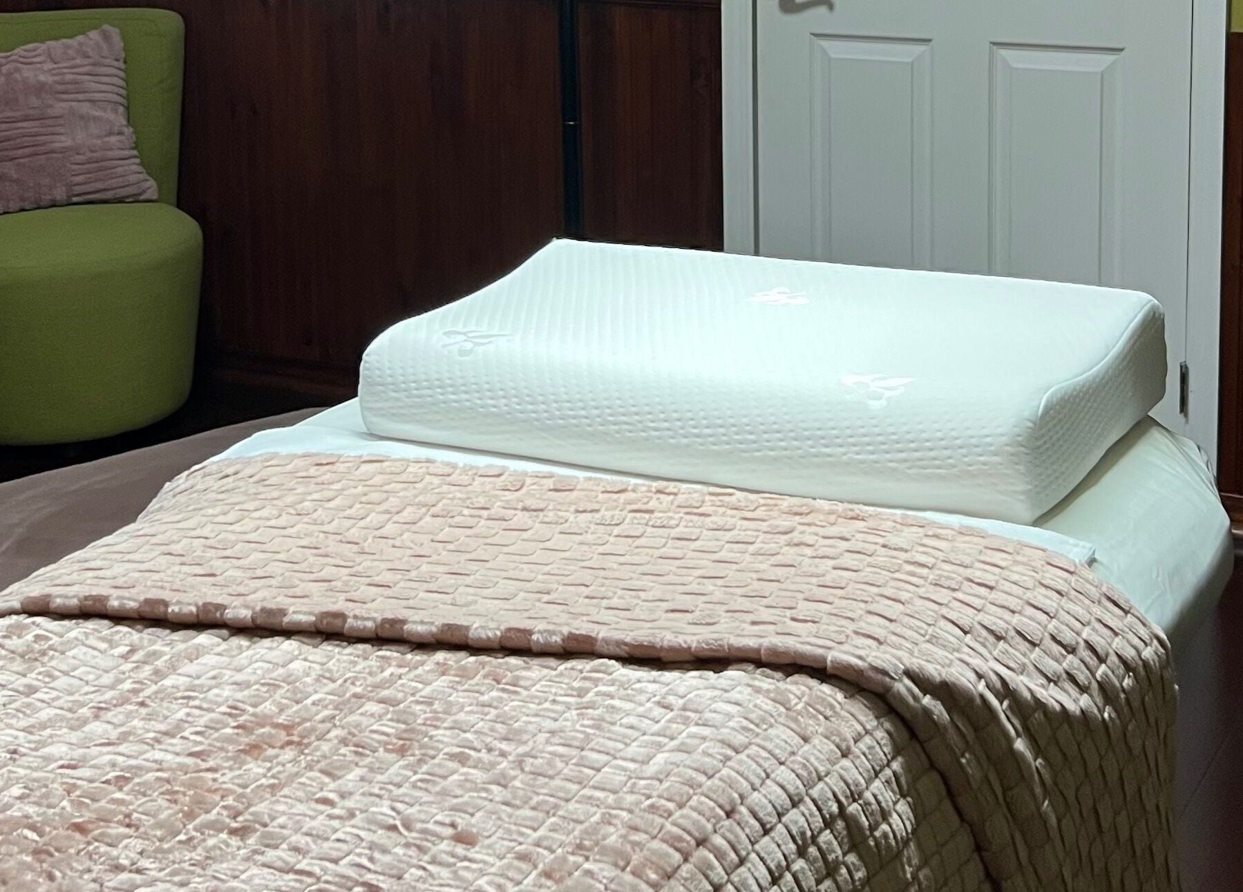 Comfortabele massageruimte bij Marilyn's Wax Bar, Paramaribo, Paramaribo, SR, met luxe handdoeken en rustige sfeer.