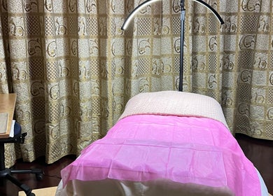 Rustige waxkamer bij Marilyn's Wax Bar in Paramaribo, Paramaribo, SR met roze bed en elegante inrichting.