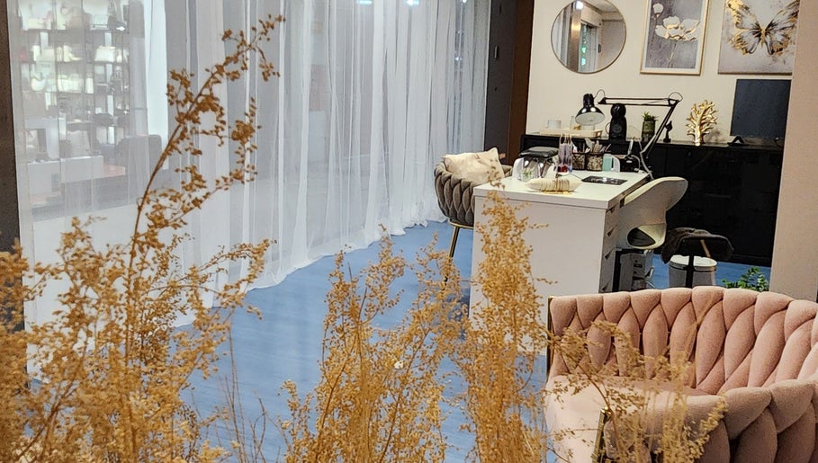 Espaço elegante e acolhedor na Iracilda nails, Braga, Braga, PT, mostrando mesa de manicura e decoração suave.
