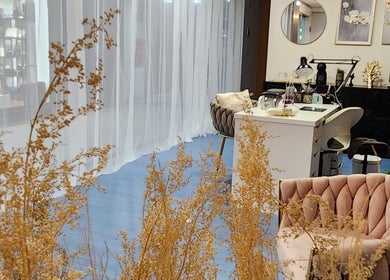Espaço elegante e acolhedor na Iracilda nails, Braga, Braga, PT, mostrando mesa de manicura e decoração suave.