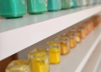 Vitrines de esmaltes coloridos na Iracilda nails em Braga, Braga, PT.