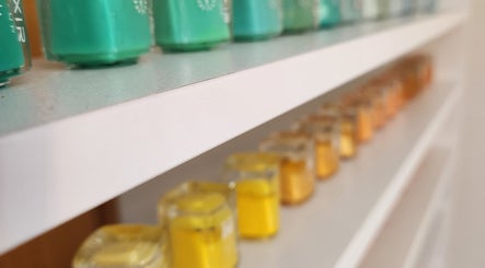 Vitrines de esmaltes coloridos na Iracilda nails em Braga, Braga, PT.